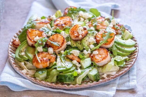 Salad with shrimp, avocado and feta cheese