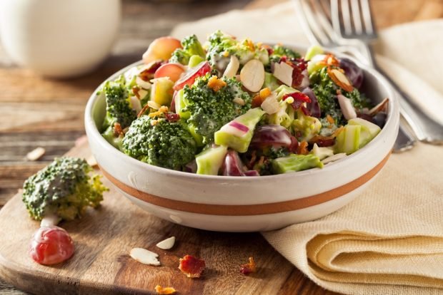 Salad with broccoli and grapes