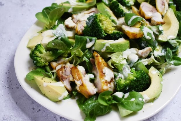 Salad with smoked chicken and broccoli 