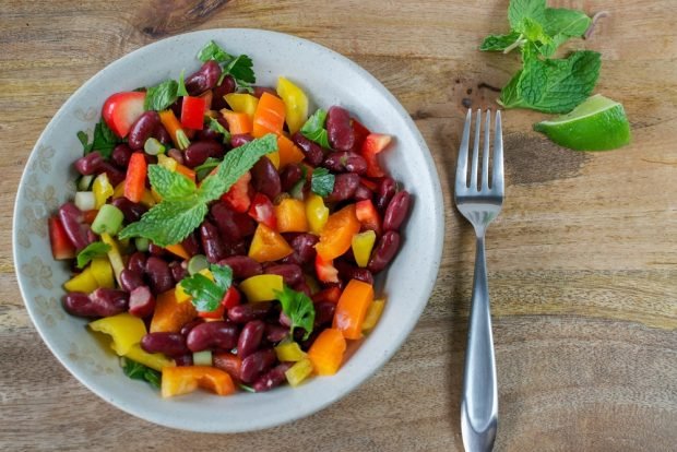 Salad with beans and sweet pepper 