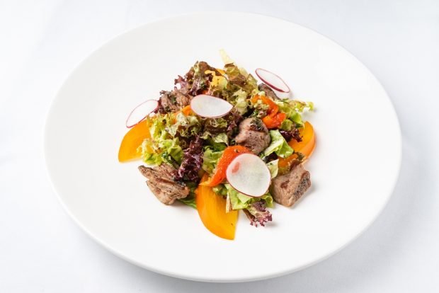 Salad with beef and persimmon