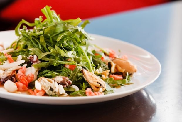 Salad with arugula and seafood