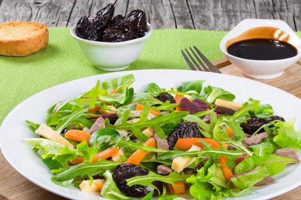 Fresh salad with beef, prunes and cheese