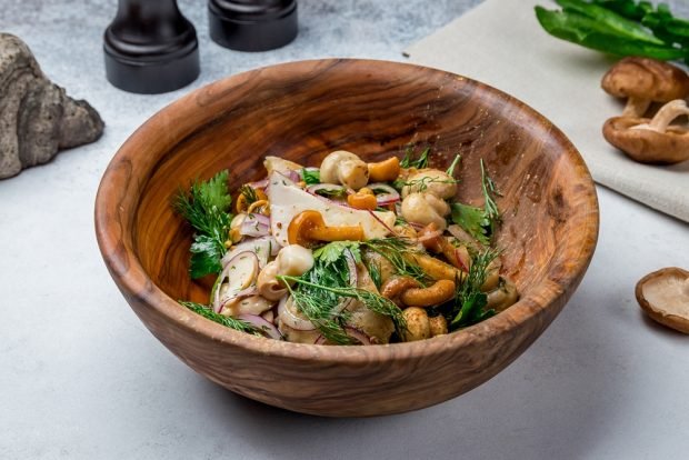 Mushroom salad with herbs 