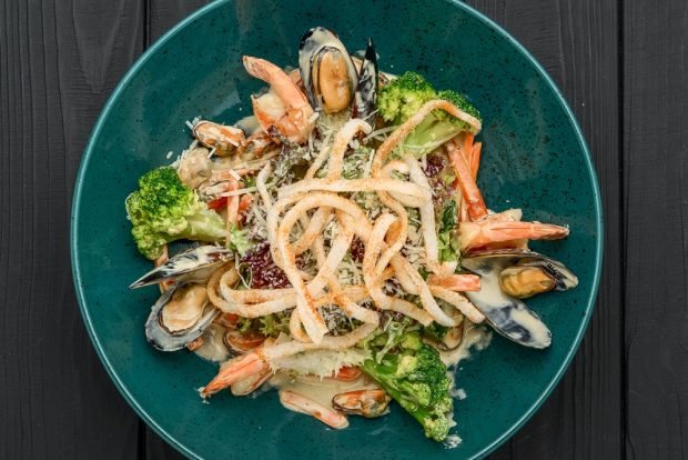 Vegetable salad with seafood and cheese