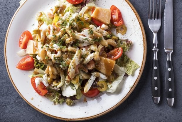 Salad with seafood and cherry