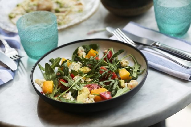 Salad with arugula and crab meat