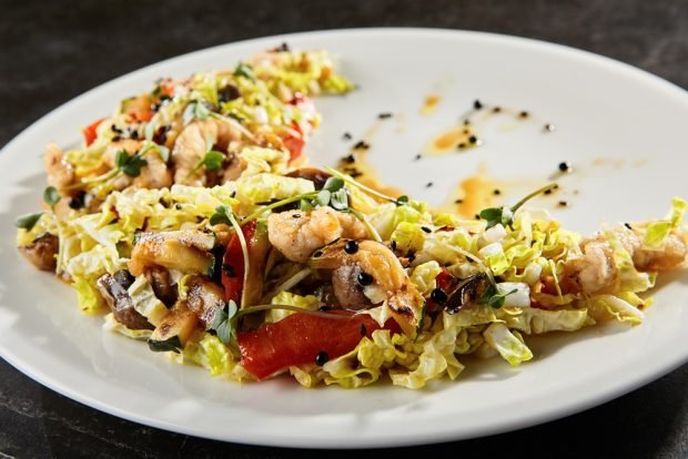 Salad with eggplant and Peking cabbage