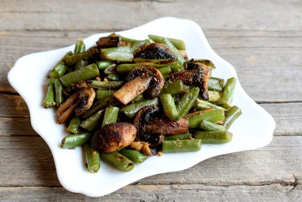 Salad with mushrooms and string beans