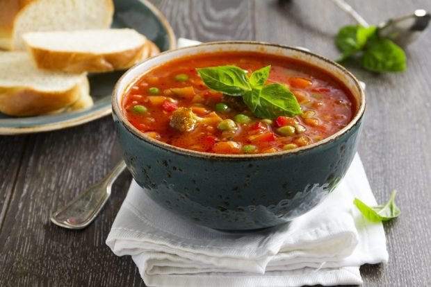 Pea soup with tomatoes in their own juice 