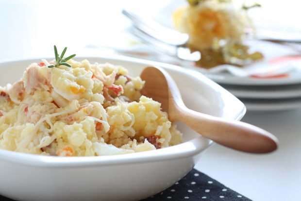 Salad with potatoes and crab meat