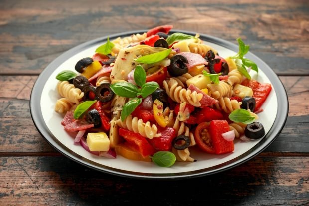 Salad with pasta and tomatoes