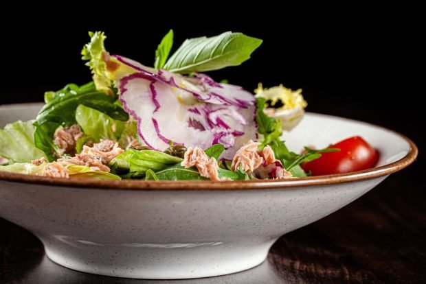 Salad with canned fish and capers 