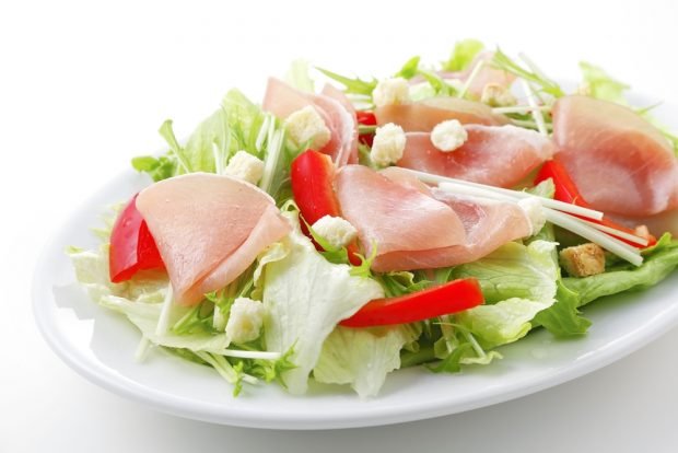 Salad with lettuce, Peking cabbage and ham