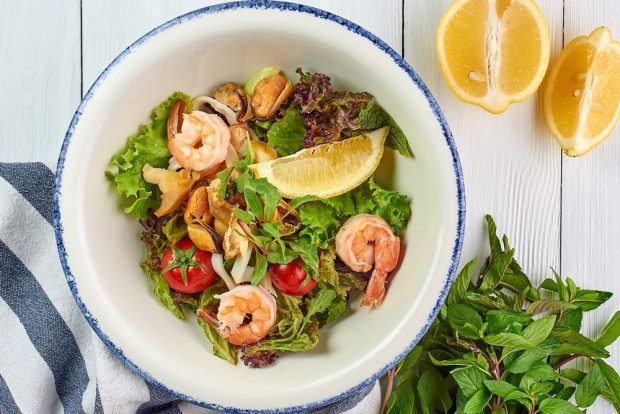 Salad with mussels and mint