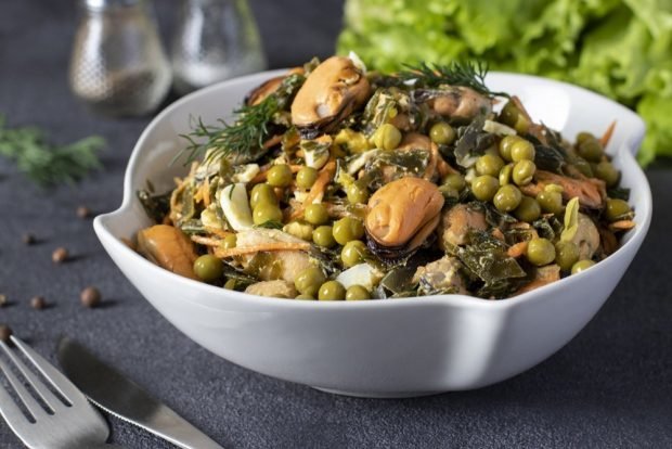 Salad with mussels, seaweed and green peas