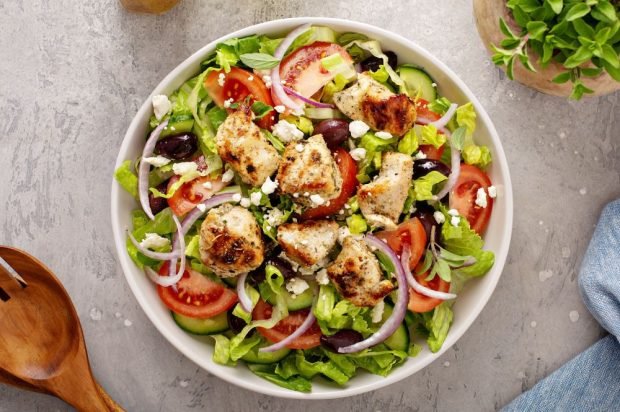 Greek salad with fried chicken 