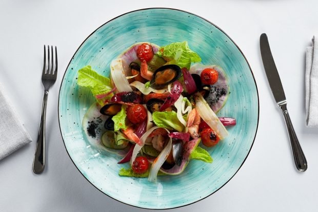 Salad with mussels and wine dressing