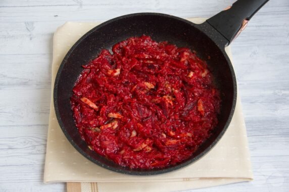 Borscht with beef and bacon: photo of recipe preparation, step 5