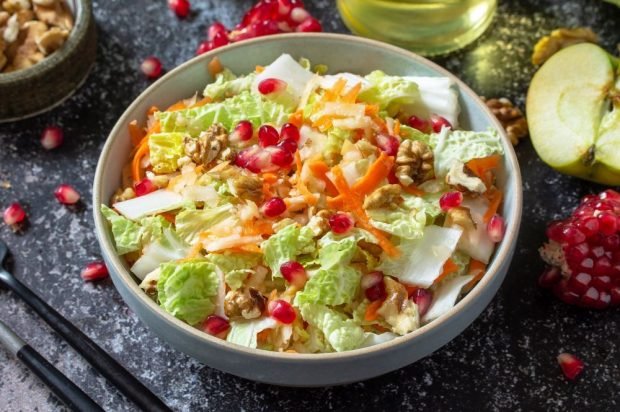 Salad of Peking cabbage, walnuts and pomegranate is a simple and delicious recipe, how to cook step by step