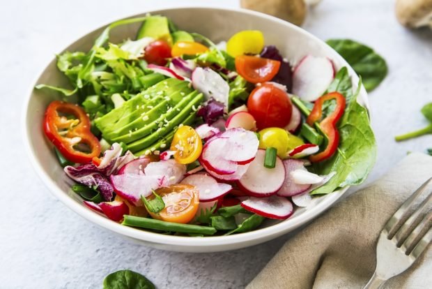 Salad with cherry tomatoes, avocado, spinach and radish