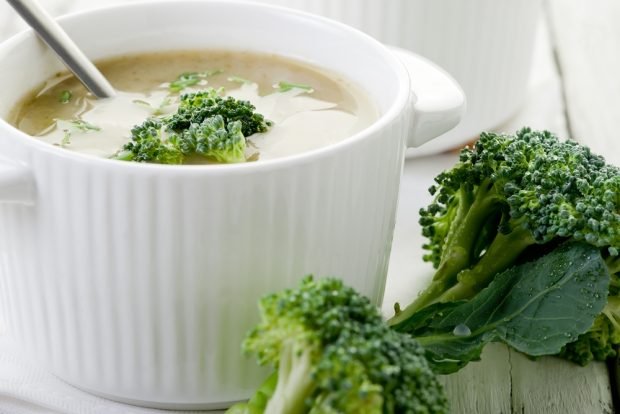 Pea soup puree with broccoli 