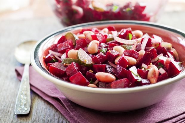 Salad with beetroot, beans and gherkins