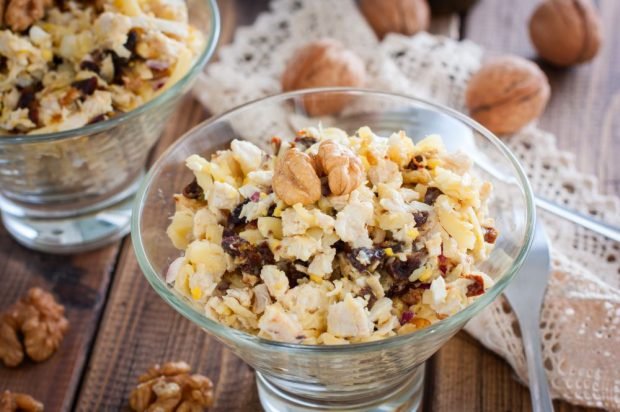 Salad of chicken, prunes, eggs and onions 