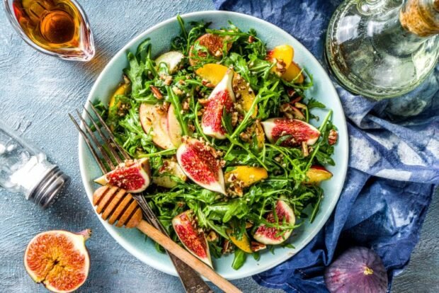 Sweet salad with figs and arugula is a simple and delicious recipe, how to cook step by step