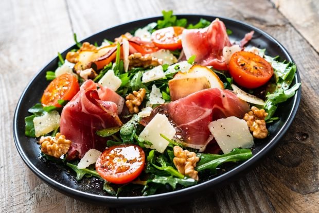 Salad with ham and walnuts