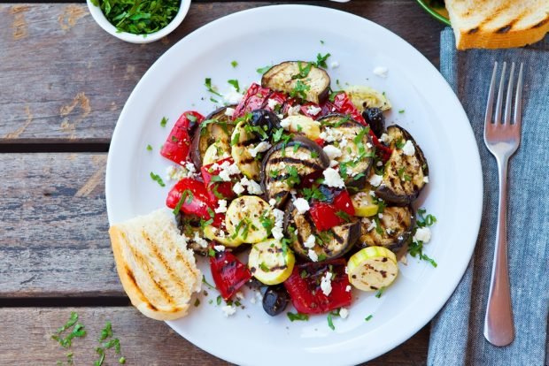 Salad with feta and grilled vegetables