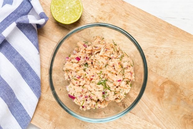 Salad with canned fish and onions