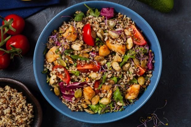 Salad with meat, quinoa and cherry tomatoes 