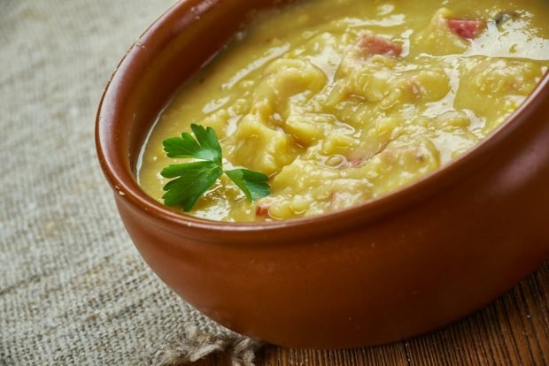 Thick pea soup with sausage 