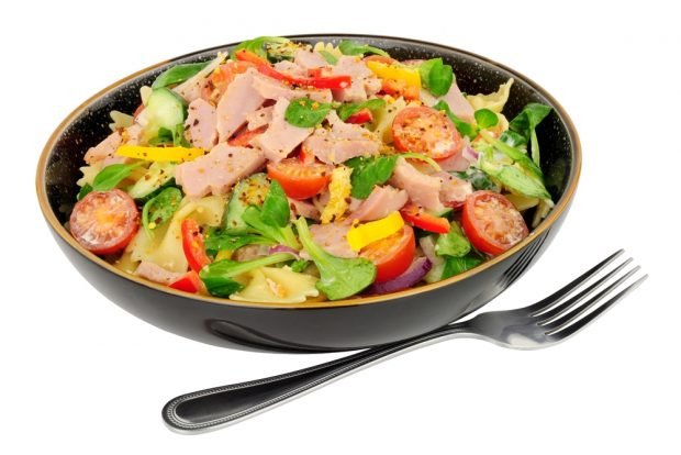 Salad with pasta, vegetables and ham