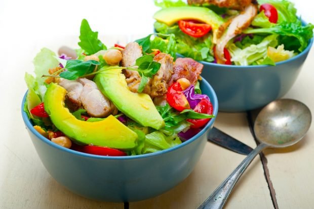 Salad with avocado, chickpeas and smoked chicken 