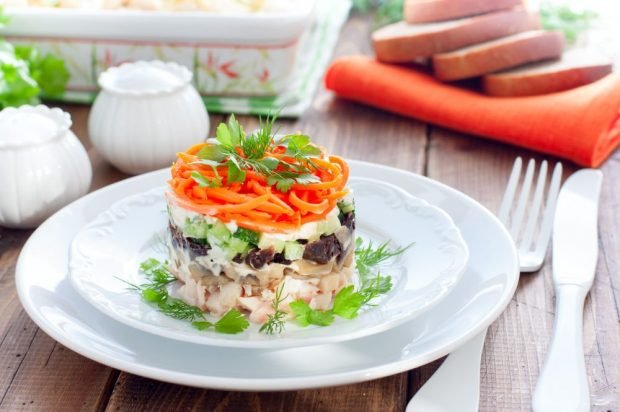 Puff salad of chicken, pickled mushrooms, prunes and Korean carrots 