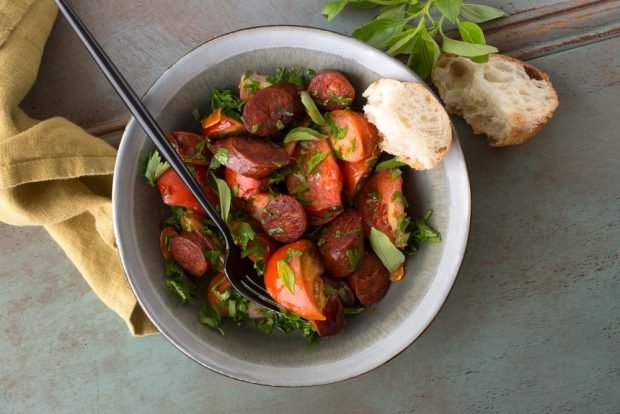 Tomato salad with smoked sausage – a simple and delicious recipe, how to cook step by step