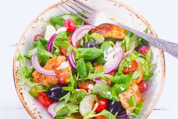 Salad with chicken and olives