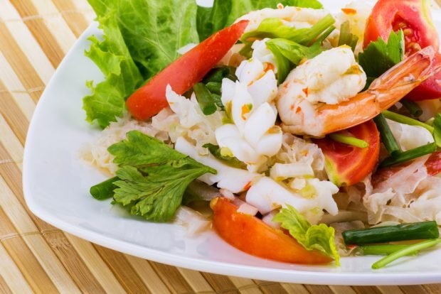 Salad with sea cocktail and tomatoes