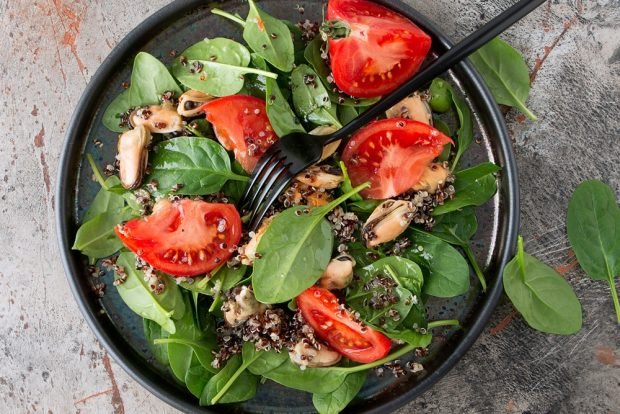 Salad with quinoa and mussels