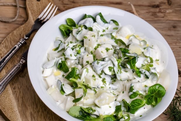 Salad with kohlrabi, herbs and sour cream