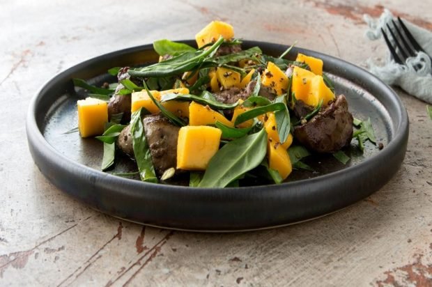 Chicken liver, mango and spinach salad