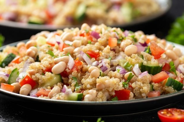 Salad with quinoa and vegetables 