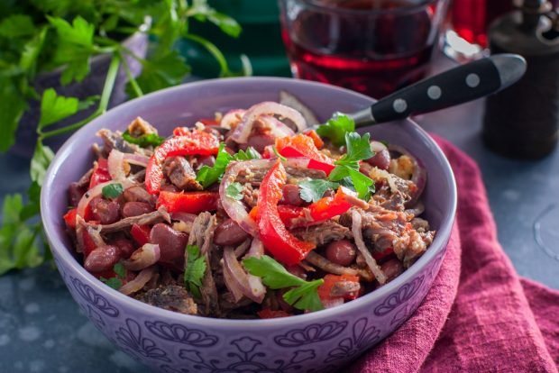 Georgian salad with red beans and beef