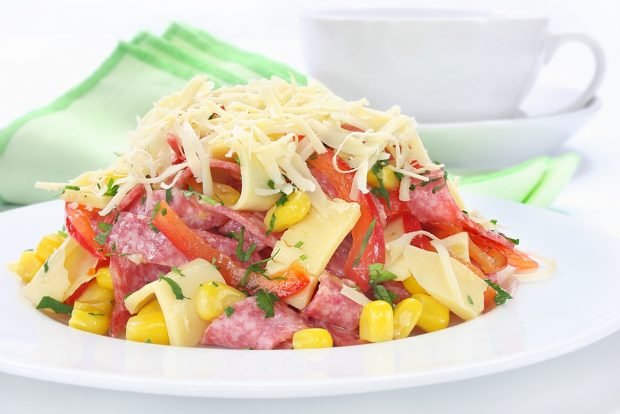 Salad with smoked sausage and cheese