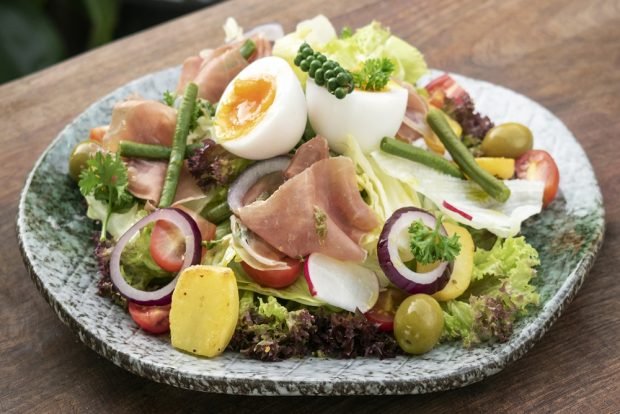 Vegetable salad with potatoes and ham