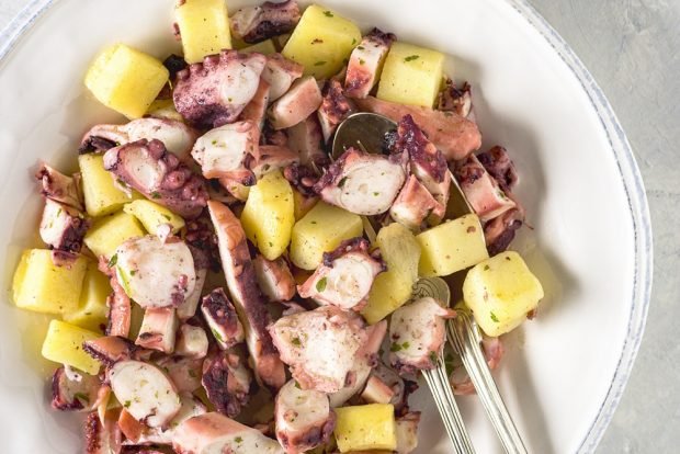 Salad with seafood and potatoes