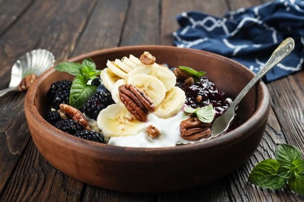 Fruit salad of blackberries, bananas and nuts