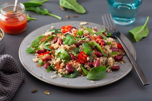 Spicy salad with quinoa, red beans and spinach 